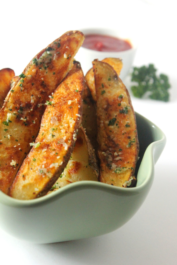 Garlic Parmesan Baked Potato Wedges| Ten at the Table| http://tenatthetable.com